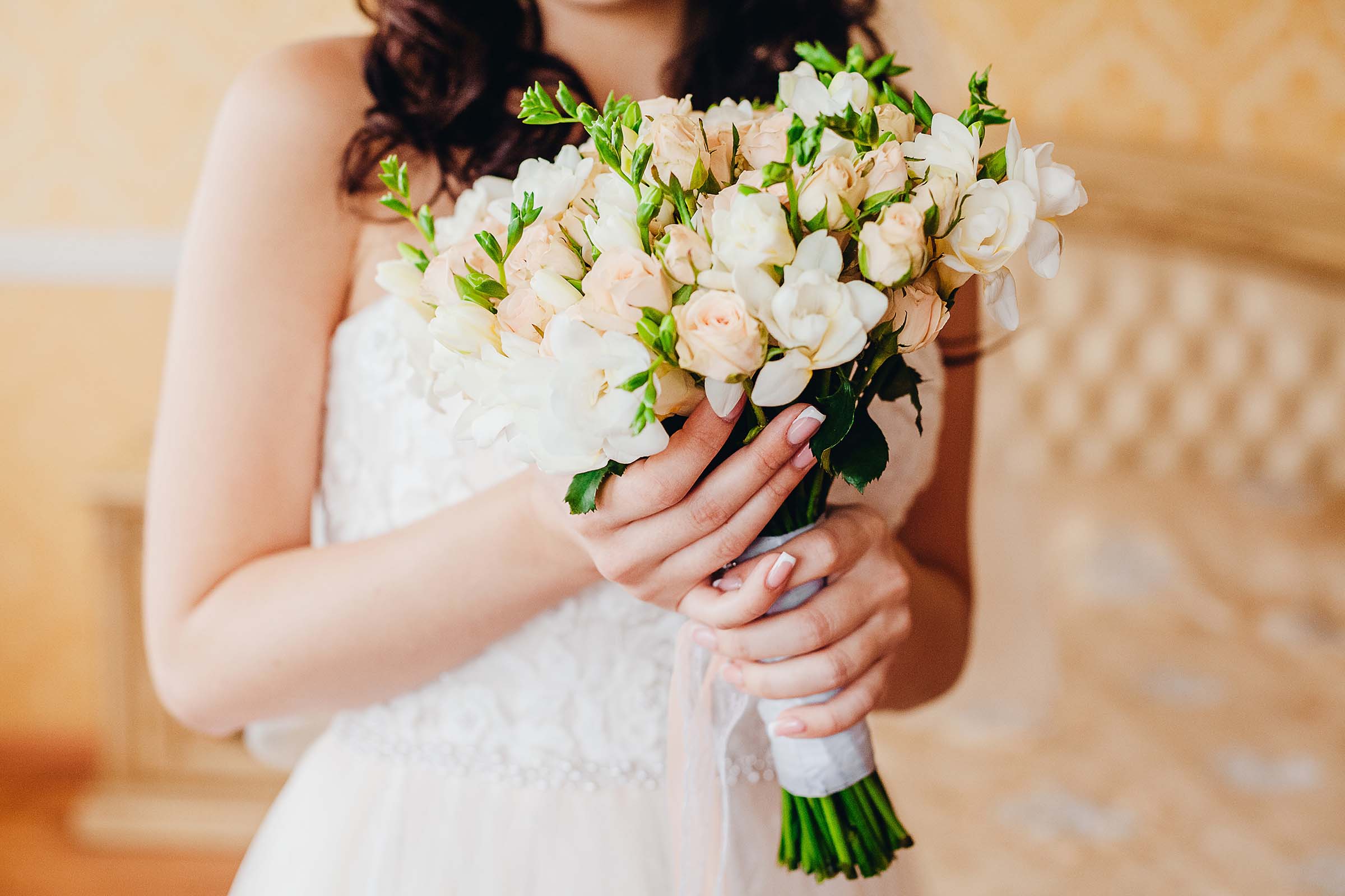 bride-holding-bouquet-JTQFMB4.jpg